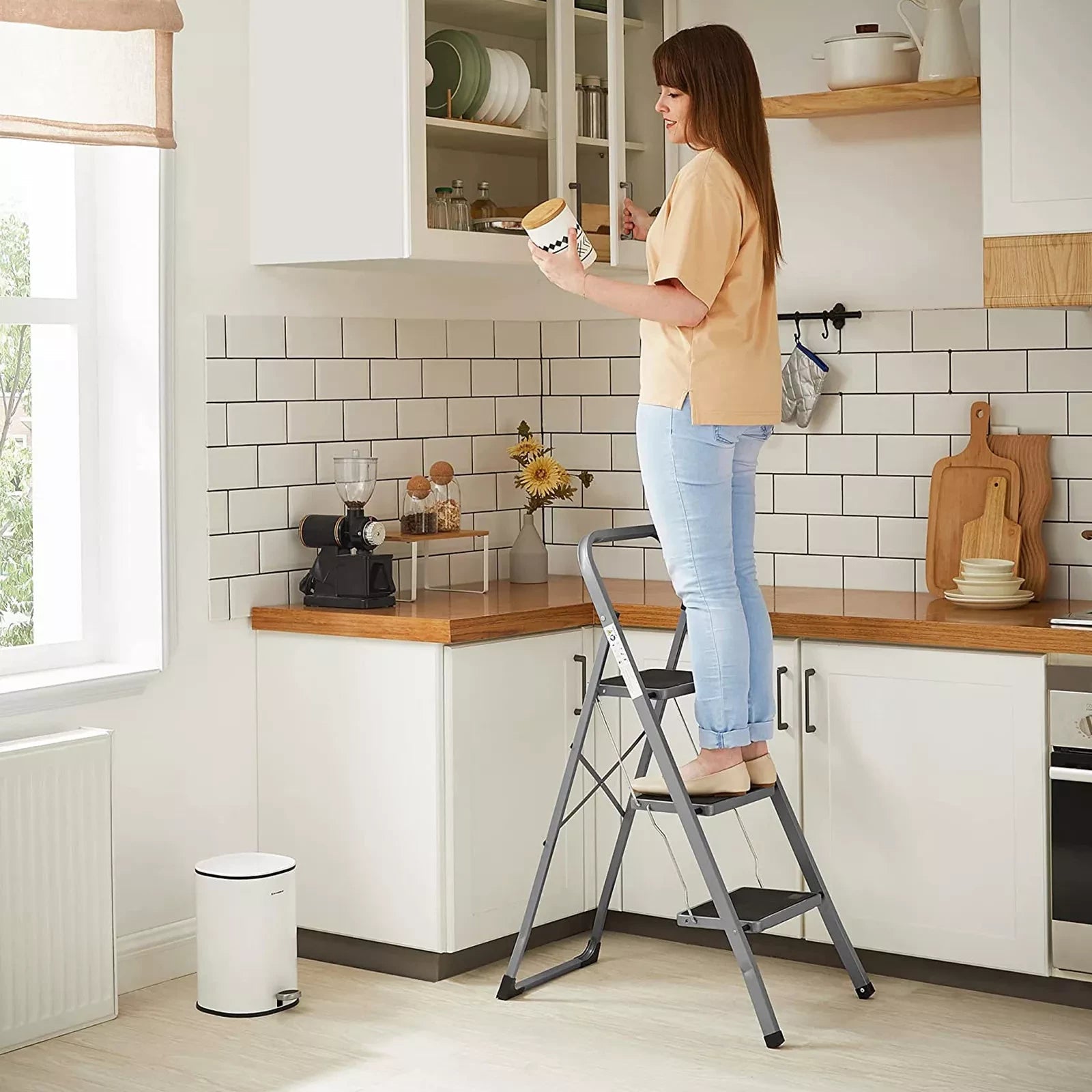 In And OutdoorMatch Opklapbare opstap Garry - met 3 treden - opstapkruk - ladder - 20 cm brede treden - met antislip rubberen matten - met draaggreep - belastbaar tot 150 kg - van staal - grijs/zwart Ladder