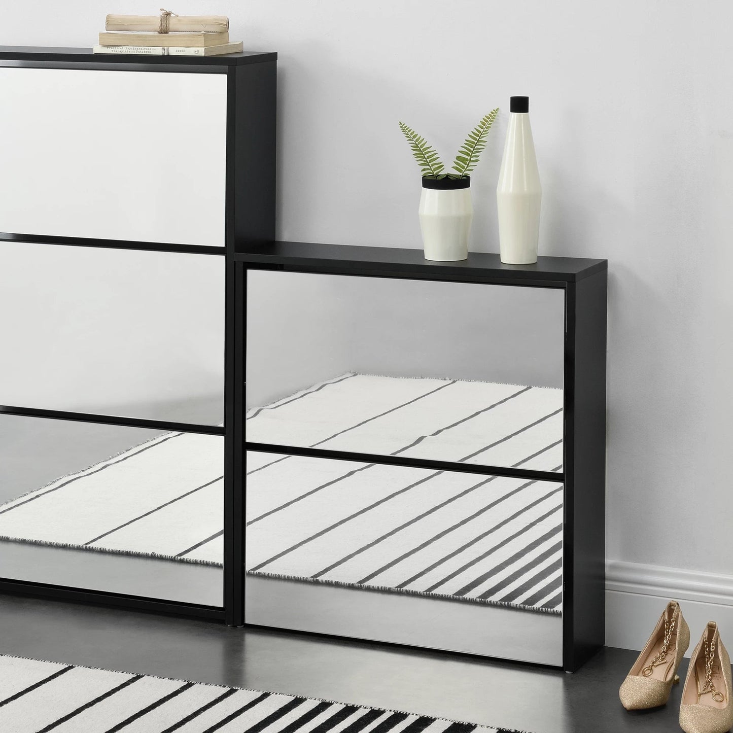 In And OutdoorMatch Schoenenkast Deion - Met Spiegels - Met 2 Vouwdeuren - 67x63x17 cm - Zwart - Spaanplaat shoe rack